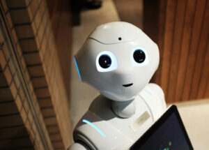 Ein Roboter schaut in die Kamera