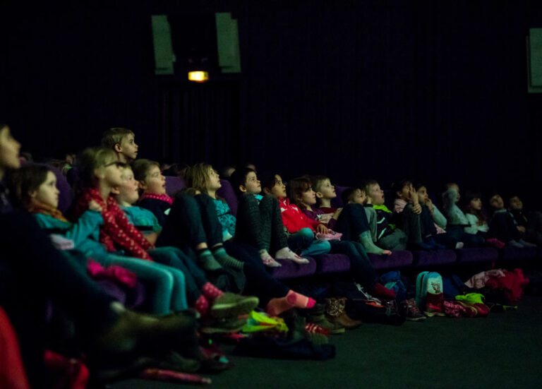 Schulklassen im Kino während einer Vorstellung