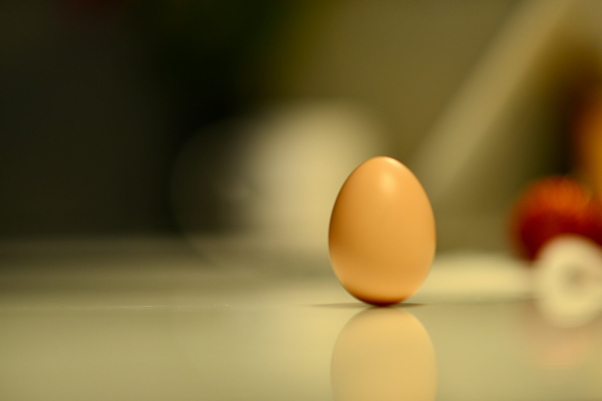 Ein Ei steht auf einem Tisch.